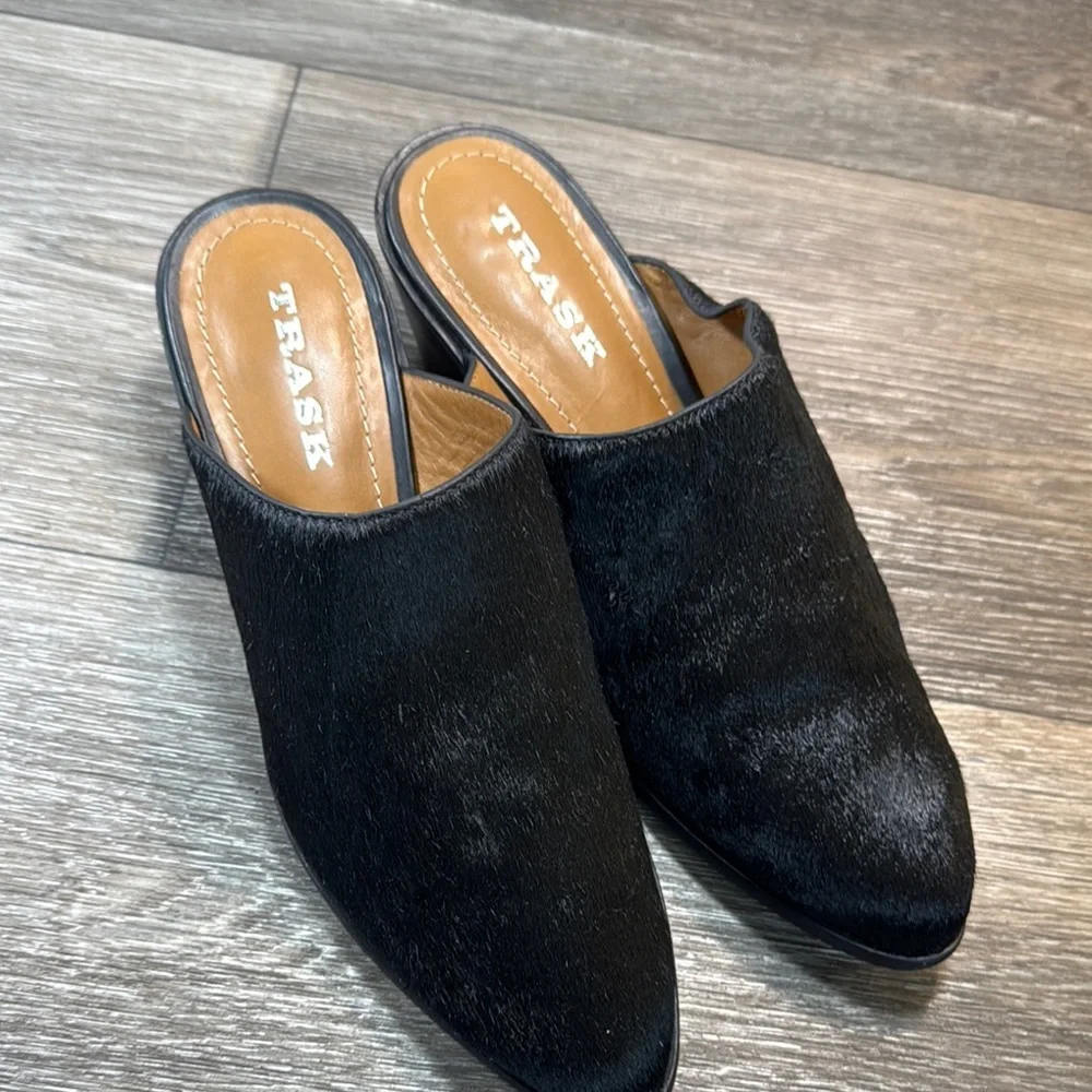 Trask Black Fur-Textured Mules woman’s size 8.5 (s28)